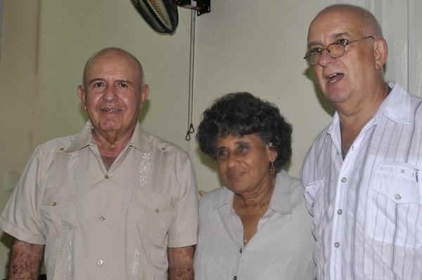 El fotorreportero Perfecto Romero (I), Gladis Egüez (C), de la Editorial de la Mujer, y José Alejandro Rodríguez (D), del diario Juventud Rebelde, merecedores del Premio Nacional de Periodismo José Martí 2012, por la obra de la vida, dado a conocer en la Casa Unión de Periodistas de Cuba (UPEC) en La Habana. AIN FOTO/Roberto MOREJON RODRIGUEZ
