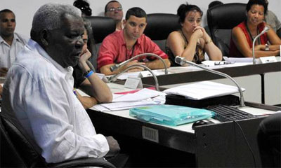 Esteban Lazo Intervención de Esteban Lazo Hernández (I), Presidente de la Asamblea Nacional del Poder Popular, en la comisión de Atención a la Juventud, la Niñez y la Igualdad de la Mujer, durante el Tercer Periodo Ordinario de Sesiones de la VIII Legislatura, en el Palacio de las Convenciones, en La Habana, el 2 de julio de 2014. AIN FOTO/Marcelino VÁZQUEZ HERNÁNDEZ