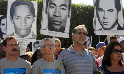Los Héroes de la República de Cuba, Fernando González(I) y René González (segundo de der. a izq.), y familiares de los Cinco, durante la conmemoración del Día de las Víctimas del Terrorismo de Estado, realizada ante el Panteón de las Fuerzas Armadas Revolucionarias, en el Cementerio de Colón, en La Habana, Cuba, el 6 de octubre de 2014. AIN FOTO/Roberto MOREJÓN RODRÍGUEZ Los Héroes de la República de Cuba, Fernando González(I) y René González (segundo de der. a izq.), y familiares de los Cinco, durante la conmemoración del Día de las Víctimas del Terrorismo de Estado, realizada ante el Panteón de las Fuerzas Armadas Revolucionarias, en el Cementerio de Colón, en La Habana, Cuba, el 6 de octubre de 2014. AIN FOTO/Roberto MOREJÓN RODRÍGUEZ