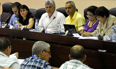 Miguel Díaz-Canel Miguel Díaz-Canel Bermúdez (C), Primer Vicepresidente de los Consejos de Estado y de Ministros, participa en la comisión de Educación, Cultura, Ciencia, Tecnología y Medio Ambiente, en el Palacio de Convenciones de La Habana, Cuba, el 2 de julio de 2014. AIN FOTO/ Marcelino VAZQUEZ HERNANDEZ