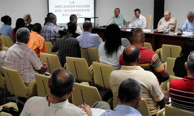 parlamentarios-cubanos Parlamentarios cubanos debaten durante el tercer período ordinario de sesiones de la VIII legislatura de la Asamblea Nacional del Poder Popular, en el Palacio de Convenciones de La Habana, Cuba, el 2 de julio de 2014. AIN FOTO/Roberto MOREJÓN RODRÍGUEZ