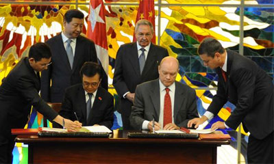 El General de Ejercito, Raúl Castro Ruz, Presidente de los Consejos de Estado y de Ministros de Cuba, y el Presidente de la República Popular China, Xi Jinping, presencian la firma de Acuerdos de Colaboración, por China, Gao Hucheng, Ministro de Comercio y por la parte cubana, Rodrigo Malmierca, Ministro del Comercio Exterior y la Inversión Extranjera, en el Palacio de la Revolución, en La Habana, el 22 de julio de 2014. AIN FOTO/ Miguel GUZMÃN RUIZ/ PL