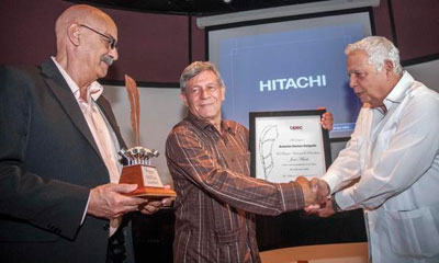 Antonio Gómez Delgado "El Loquillo" (C), camarógrafo de la Televisión Cubana, recibió de Manos de Rolando Alfonso Borges (D), Jefe del Departamento ideológico del Comité Central del Partido Comunista de Cuba, y Antonio Moltó (I), Presidente de la Unión de Periodistas de Cuba (UPEC), el Premio Nacional José Martí, en el acto de entrega de los premios nacionales de periodismo José Martí y anual Juan Gualberto Gómez, efectuado en el Memorial José Martí, en La Habana, Cuba, el 12 de marzo de 2015. AIN FOTO/Abel ERNESTO/ premio_nacional_periodismo.jpg