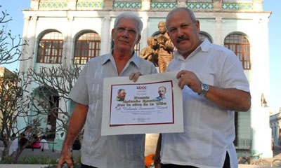 El Periodista del rotativo Adelante, Rolando Sarmientos (I), durante el acto provincial por el Día de la Prensa Cubana. AIN FOTO premio_periodismo_camaguey.jpg