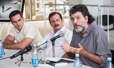 Abel Prieto Jiménez (D), asesor del Presidente de los Consejos de Estado y de Ministros, junto a Fernando González (C), Héroe de la República de Cuba y Vicepresidente del Instituto Cubano de Amistad con los Pueblos (ICAP), y el periodista Oliver Zamora (I), coautor del libro Retrato de una Ausencia, durante la presentación del volumen, en el Museo Nacional de Bellas Artes, en La Habana, Cuba, el 6 de octubre de 2014. AIN FOTO/Abel ERNESTO Abel Prieto Jiménez (D), asesor del Presidente de los Consejos de Estado y de Ministros, junto a Fernando González (C), Héroe de la República de Cuba y Vicepresidente del Instituto Cubano de Amistad con los Pueblos (ICAP), y el periodista Oliver Zamora (I), coautor del libro Retrato de una Ausencia, durante la presentación del volumen, en el Museo Nacional de Bellas Artes, en La Habana, Cuba, el 6 de octubre de 2014. AIN FOTO/Abel ERNESTO