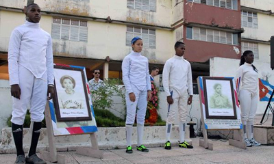 Jóvenes atletas integrantes del equipo de esgrima de la EIDE camagüeyana, rinden tributo a las victimas del crimen de Barbados, en Camagüey, Cuba, el 6 de octubre de 2014. AIN FOTO/ Rodolfo BLANCO CUÉ Jóvenes atletas integrantes del equipo de esgrima de la EIDE camagüeyana, rinden tributo a las victimas del crimen de Barbados, en Camagüey, Cuba, el 6 de octubre de 2014. AIN FOTO/ Rodolfo BLANCO CUÉ