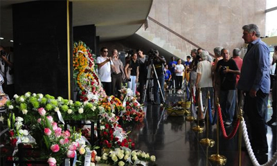 Ofrendas a Juan Formell Miguel Díaz-Canel Bermúdez (D), Primer Vicepresidente de los Consejos de Estado y de Ministros, asiste a honras fúnebres de Juan Formell, fundador de Los Van Van y Premio Nacional de Música, en el lobby del Teatro Nacional, donde están expuestos sus restos, en la Habana, el 2 de Mayo de 2014. AIN FOTO/Omara GARCÍA MEDEROS
