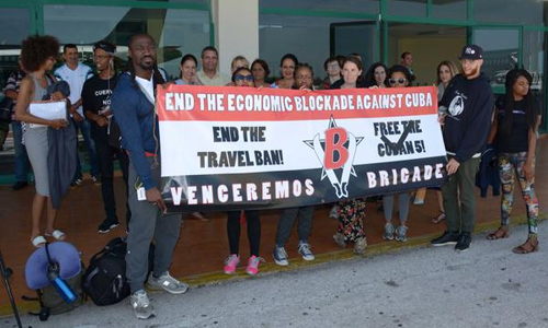 Integrantes del Contigente 57 de la Brigada Venceremos, luego del su arribo procedentes de Toronto, Canadá, al Aeropuerto Internacional Frank País, de la ciudad de Holguín, Cuba, el 24 de julio de 2016. ACN FOTO/ Juan Pablo CARRERAS