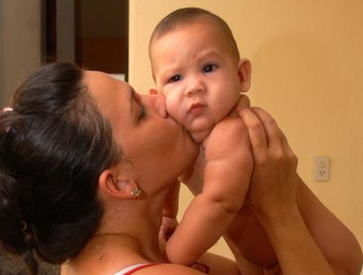 Niño disfruta de las caricias de su madre. Foto: Modesto Gutiérrez Cabo/ACN