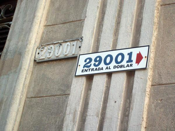Entrada principal reubicada de la vivienda marcada con el número 29001 de la calle Manzano, donde el nivel del agua sube con facilidad cuando llueve, en Matanzas, Cuba, el 14 de setiembre de 2016. ACN FOTO/ Yenli LEMUS DOMÍNGUEZ