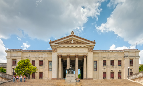 El Siglo de las Luces  se afincaba en su tiempo cuando se fundó, el cinco de enero de 1728, la Real y Pontificia Universidad de San Gerónimo de La Habana.