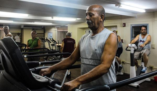 Gonzalo Martínez Villa (primer plano), paciente del Instituto de Cardiología y Cirugía Cardiovascular, y miembro de la Asociación Amigos del Corazón, realizando ejercicios de rehabilitación, en esa institución de salud, en La Habana, Cuba, el 28 de septiembre de 2016. ACN FOTO/ Ariel Cecilio LEMUS ALVAREZ DE LA CAMPA