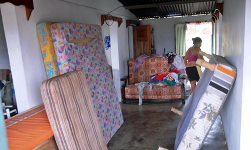 Ella mantiene aún el mobiliario de algunos vecinos cuyas viviendas fueron destruidas por el fenómeno atmosférico cuyo centro entró en Cuba, por Punta Caleta, a seis kilómetros de Boca de Jauco, Consejo Popular ubicado en la zona semidesértica del municipio Maisí, en Guantánamo, 7 de agosto de 2016. ACN FOTO/pablo SOROA FERNÁNDEZ/
