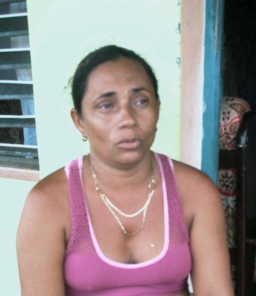 Arelys Frómeta, vecina de Boca de Jauco, poblado de pescadores y obreros agrícolas del municipio Maisí, en conversación con la Agencia Cubana de Noticias sobre el susto que pasó por no seguir los consejos para ser evacuada o protegerse en casa de familiares o amigos, durante el paso del huracán Matthew por el territorio de Guantánamo. 7 de agosto de 2016. ACN FOTO/pablo SOROA FERNÁNDEZ