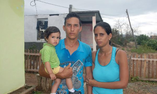Gracias a las precauciones de Arelys de que su hija Teresa, su yerno Noil y su nieta Gretel abandonaran su vivienda y fueran para la Asunción, ellos nunca estuvieron en riesgo durante el paso del huracán Matthew por Boca de Jauco, Consejo Popular ubicado en la zona semidesértica del municipio Maisí, en Guantánamo, 7 de agosto de 2016. ACN FOTO/pablo SOROA FERNÁNDEZ