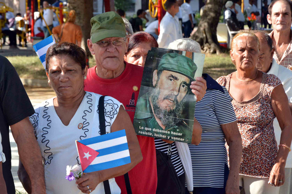 Bayameses en el homenaje a Fidel Castro Ruz, Líder de la Revolución cubana, en la ciudad de Bayamo, provincia de Granma, Cuba, 28 de noviembre de 2016. ACN FOTO/Armando Ernesto CONTRERAS TAMAYO 