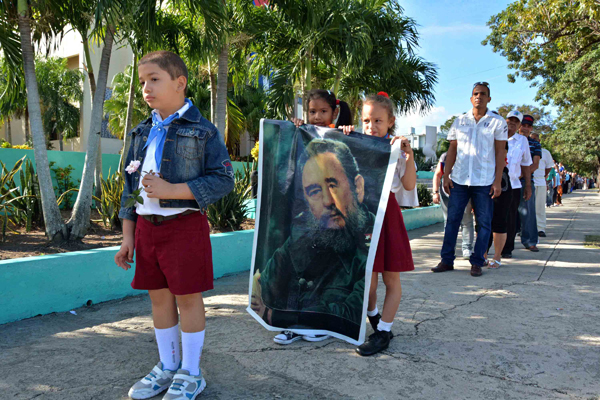 Bayameses en el homenaje a Fidel Castro Ruz, Líder de la Revolución cubana, en la ciudad de Bayamo, provincia de Granma, Cuba, 28 de noviembre de 2016. ACN FOTO/Armando Ernesto CONTRERAS TAMAYO 