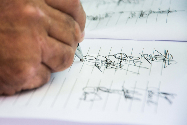 Firman libro de condolencias por la desaparición física  del Comandante en Jefe Fidel Castro Ruz, Líder Histórico de la Revolución, en Pinar del Río, Cuba, el 28 de noviembre de 2016.       ACN  FOTO/ Rafael FERNÁNDEZ ROSELL