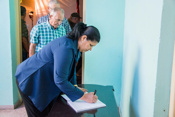 Gladys Martínez Verdecia, integrante del Comité Central del Partido Comunista de Cuba (CC PCC), y Primera Secretaria del Comité Provincial del PCC, firma el libro de condolencias, por la muerte del Comandante en Jefe Fidel Castro Ruz, en Pinar del Río, Cuba, el 28 de noviembre de 2016.       ACN  FOTO/ Rafael FERNÁNDEZ ROSELL