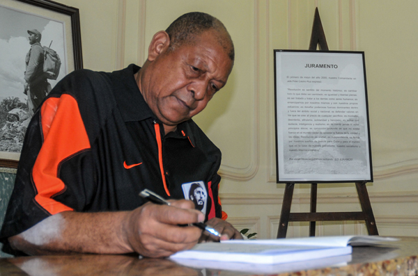 Firma del juramento de fidelidad al Concepto de Revolución, expresado el primero de mayo de 2000 por el Comandante en Jefe Fidel Castro Ruz, en el Instituto Cubano de Amistad con los Pueblos (ICAP), en La Habana, Cuba, el 28 de noviembre de 2016.   ACN  FOTO/Ariel Cecilio LEMUS ALVAREZ DE LA CAMPA