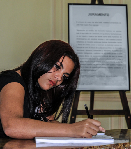 Firma del juramento de fidelidad al Concepto de Revolución, expresado el primero de mayo de 2000 por el Comandante en Jefe Fidel Castro Ruz, en el Instituto Cubano de Amistad con los Pueblos (ICAP), en La Habana, Cuba, el 28 de noviembre de 2016.   ACN  FOTO/Ariel Cecilio LEMUS ALVAREZ DE LA CAMPA