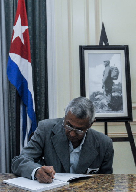 Firma del juramento de fidelidad al Concepto de Revolución, expresado el primero de mayo de 2000 por el Comandante en Jefe Fidel Castro Ruz, en el Instituto Cubano de Amistad con los Pueblos (ICAP), en La Habana, Cuba, el 28 de noviembre de 2016.   ACN  FOTO/Ariel Cecilio LEMUS ALVAREZ DE LA CAMPA