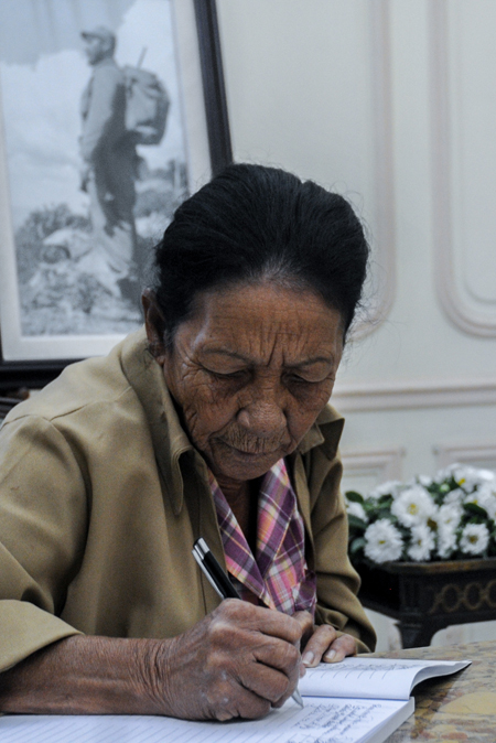 Firma del juramento de fidelidad al Concepto de Revolución, expresado el primero de mayo de 2000 por el Comandante en Jefe Fidel Castro Ruz, en el Instituto Cubano de Amistad con los Pueblos (ICAP), en La Habana, Cuba, el 28 de noviembre de 2016.   ACN  FOTO/Ariel Cecilio LEMUS ALVAREZ DE LA CAMPA