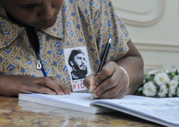 Firma del juramento de fidelidad al Concepto de Revolución, expresado el primero de mayo de 2000 por el Comandante en Jefe Fidel Castro Ruz, en el Instituto Cubano de Amistad con los Pueblos (ICAP), en La Habana, Cuba, el 28 de noviembre de 2016.   ACN  FOTO/Ariel Cecilio LEMUS ALVAREZ DE LA CAMPA