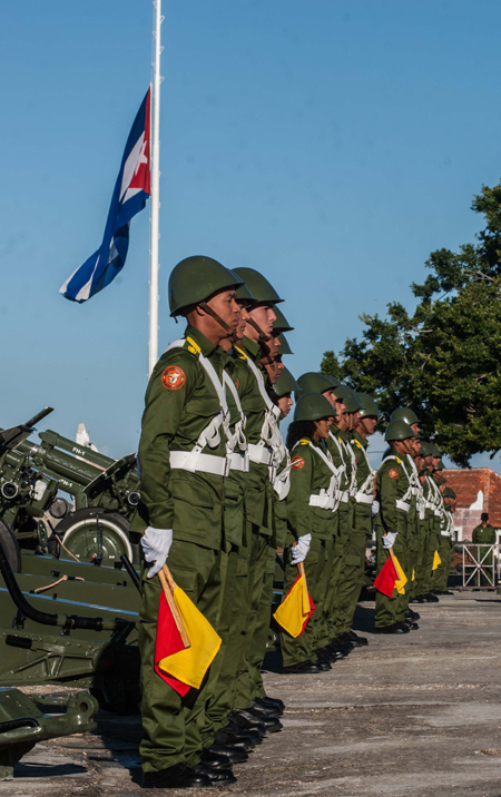 BaterÃ­a de artillerÃ­a ubicada en la Plaza de Armas de la Fortaleza San Carlos de la CabaÃ±a en espera de la orden para el disparo de las salvas de artillerÃ­a en Homenaje al Comandante en Jefe, el 28 de noviembre de 2016, a las 9:00 am.  ACN / FOTO / Diana InÃ©s RODRÃGUEZ RODRÃGUEZ