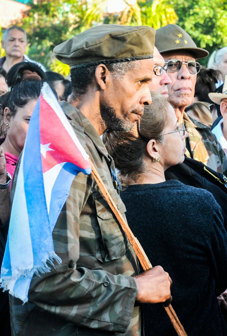 Capitalinos desde horas tempranas en las inmediaciones de la Plaza de la Revolución José Martí, en La Habana,  para rendir merecido homenaje al Comandante en Jefe Fidel Castro Ruz, máximo líder de la Revolución cubana, el 28 de noviembre de 2016.   ACN  FOTO/Ariel Cecilio LEMUS ALVARES DE LA CAMPA