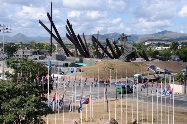 Al fondo el monumento al Mayor General Antonio Maceo Grajales, en la Plaza que lleva su nombre, lugar donde se le rendirá tributo al Comandante en Jefe Fidel Castro Ruz, Líder Histórico de la Revolución, en la provincia Santiago de Cuba, el 2 de diciembre de 2016. ACN FOTO/ Omara GARCÍA MEDEROS