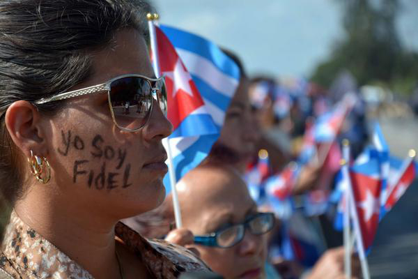 Pueblo congregado a orillas de la Carretera Central para ofrecer el tributo póstumo al m,áximo líder de la Revolución cubana Fidel Castro, el paso de la Caravana de la Libertad con las cenizas del Comandante en Jefe, por la ciudad de Holguín, Cuba, el 2 de diciembre de 2016. ACN FOTO/Juan Pablo CARRERAS