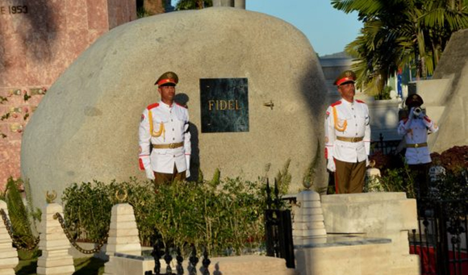 Hasta el monolito donde descansan las cenizas del Comandante en Jefe de la Revolución Cubana Fidel Castro, nuevo altar a la Patria en el cementerio patrimonial Santa Ifigenia,  de la ciudad de Santiago de Cuba, llegan cada día cientos de personas de diversas partes del mundo, mientras jóvenes lo honran permanentemente con su custodia.