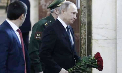 El presidente ruso, Vladimir Putin, asistió hoy en Moscú a las ceremonias fúnebres del embajador Andrei Karlov, asesinado en Ankara por un policía de 22 años.