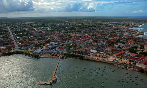    Gibara es sinónimo de mar, de quietud, de gente sencilla y de cine. Conocer sus encantos, sus historias y sus costumbres es un privilegio para quienes visitan la Villa Blanca de los cangrejos.