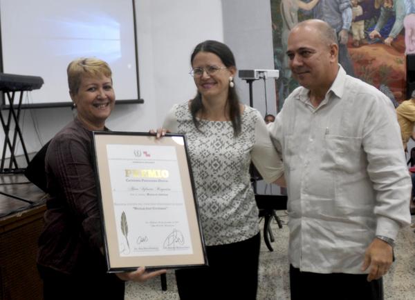 El Ministro de Salud de Cuba, Dr. Roberto Morales Ojeda (D), junto a Aixa Hevia, vicepresidenta Primera de la Unión de Periodistas de Cuba (UPEC), hacen entrega de uno de los premios del Concurso Periodismo de Salud, "Nicolás José Gutiérrez", realizado en la sede del ministerio, en La Habana, el 28 de diciembre de 2017. ACN FOTO/Oriol de la Cruz ATENCIO HERNÁNDEZ/
