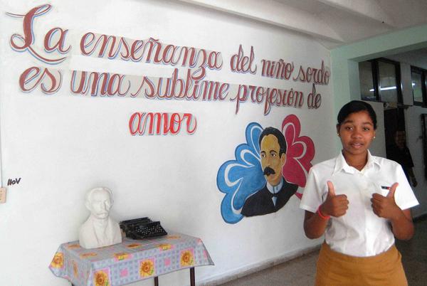 Lizet García Duran, estudiante de 8vo grado de la Escuela Especial para niños sordos Armado Mesa Llod, ubicada en el Consejo Popular de Boniato, en el municipio de Santiago de Cuba, el 9 de enero de 2017. ACN FOTO/ Miguel RUBIERA JÚSTIZ