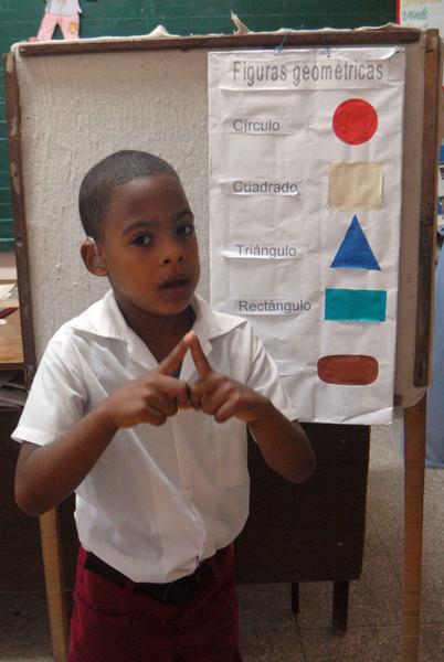 Estudiante de primaria en la Escuela Especial para niños sordos Armado Mesa Llod, ubicada en el Consejo Popular de Boniato, en el municipio de Santiago de Cuba, el 9 de enero de 2017. ACN FOTO/ Miguel RUBIERA JÚSTIZ