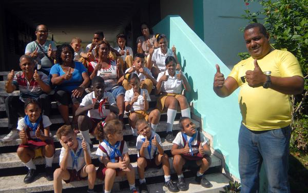 Reinaldo González de la Cruz (D), Profesor de Defectología e Intérprete, en la Escuela Especial para niños sordos Armado Mesa Llod, ubicada en el Consejo Popular de Boniato, en el municipio de Santiago de Cuba, el 9 de enero de 2017. ACN FOTO/ Miguel RUBIERA JÚSTIZ