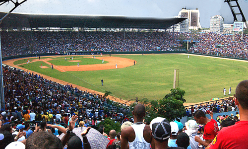 El estadio es colores y alegría. Miles de personas saltan, vocean, bailan y corean frases fruto de la creatividad popular. Mueven sus carteles y gorras, sufren y disfrutan cada jugada.