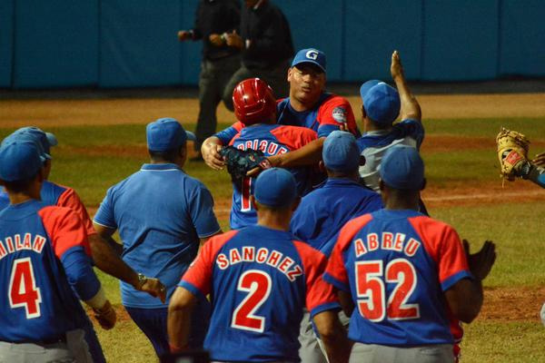 Miguel Lahera relevista ganador por Granma, en el primer juego entre Alazanes y Tigres de Ciego de Ávila, en el estadio José Ramón Cepero de Ciego de Ávila, en la 56 Serie Nacional de Béisbol, Cuba, 18 de enero de 2017. ACN FOTO/Osvaldo GUTIÉRREZ GÓMEZ 