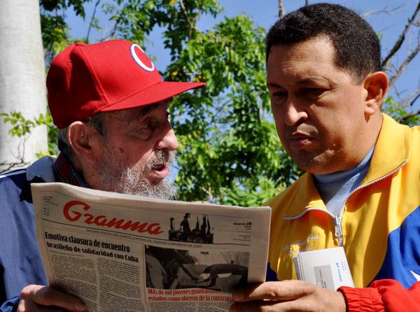 El presidente venezolano, Hugo Chávez Frías (D), visita al Comandante en Jefe Fidel Castro Ruz (I), en La Habana, Cuba, el 28 de junio de 2011. ACN FOTO/ / Periódico Granma/ Cortesía Prensa Presidencial Venezuela