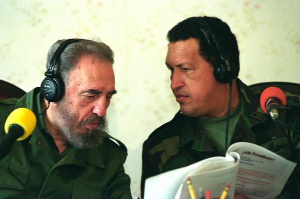 El presidente venezolano, Hugo Chávez Frías (D), conversa con su homólogo cubano, Fidel Castro Ruz (I), durante el programa "Aló Presidente 49", en el Estado de Carabobo, en Venezuela, el 29 octubre de 2000. ACN FOTO/ Juan Carlos SOLÓRZANO