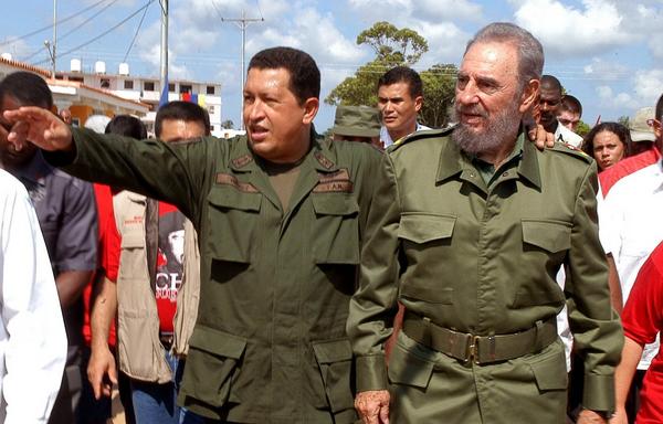 Los presidentes: Fidel Castro Ruz (D), y Hugo Chávez Frías (I), caminan por las calles del poblado de Sandino, tras el programa televisivo "Aló Presidente", en la provincia de Pinar del Río, Cuba, el 21 de agosto 2005. ACN FOTO/ José "Tito" MERIÑO