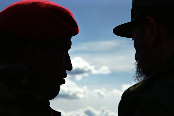 El presidente venezolano, Hugo Chávez Frías (I), conversa con su homólogo cubano, Fidel Castro Ruz (D), en el Estado de Carabobo, en Venezuela, el 29 octubre de 2000. ACN FOTO/ Juan Carlos SOLÓRZANO / Cortesía Prensa Presidencial Venezuela