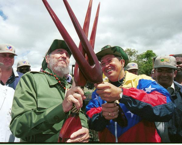 El presidente venezolano, Hugo Chávez Frías (I), conversa con su homólogo cubano, Fidel Castro Ruz (D), en el Estado de Carabobo, en Venezuela, el 29 octubre de 2000. ACN FOTO/ Juan Carlos SOLÓRZANO / Cortesía Prensa Presidencial Venezuela