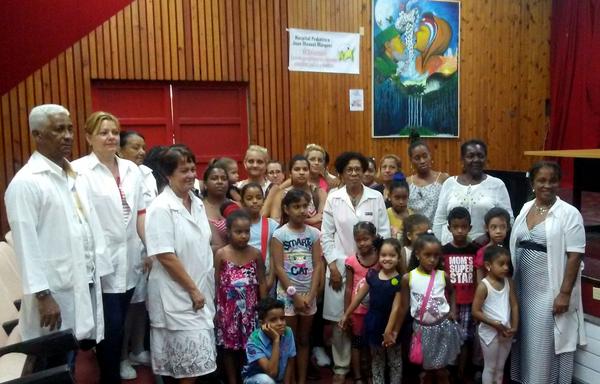 Pacientes del Hospital Pediátrico Juan Manuel Márquez, junto a familiares y trabajadores de la institución de salud, participan de la edición del Curso 60 del Programa Educativo cubano sobre Asma para niños, adolescentes, padres y maestros.