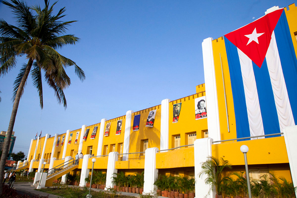   Los asaltos a los cuarteles Moncada,  de Santiago de Cuba, y  Carlos Manuel de Céspedes, de Bayamo, el 26 de julio de 1953 cambiaron la historia de Cuba  hasta ese momento determinada  por lo más reaccionario del sistema neocolonial, encabezado por el general Fulgencio Batista, quien con la luz verde de Washington acabó con el llamado periodo constitucional en la madrugada del 10 de marzo de 1952  al hacerse con el poder mediante un golpe de Estado.
