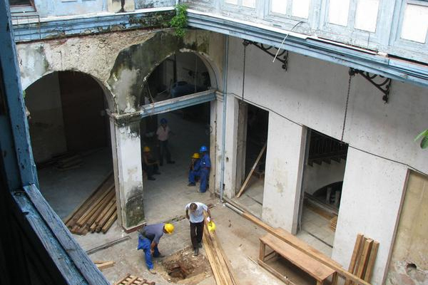 Labores de reconstrucción y ampliación en el hotel colonial el Louvre, uno de los íconos arquitectónicos del corazón de la ciudad de Matanzas, proyecto auspiciado por la Inmobiliaria del Turismo y la Empresa de Proyectos de Arquitectura e Ingeniería (Empai), como parte de los trabajos en apoyo al aniversario 325 de la fundación de la ciudad. 28 de julio de 2017. 