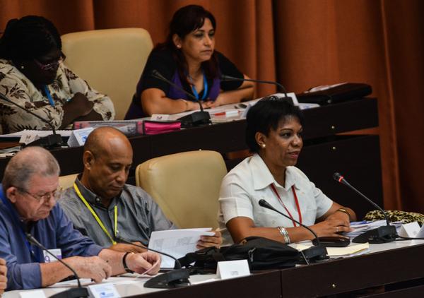 Inés María Chapman (D), Miembro del Consejo de Estado de la República de Cuba y Presidenta del Instituto Nacional de Recursos Hidráulicos (INRH), brinda información a los diputados sobre la Actualización de la Fundamentación del Proyecto de Ley de las Aguas Terrestres, paso previo al Noveno Período Ordinario de Sesiones de la Octava Legislatura de la Asamblea Nacional del Poder Popular, en el Palacio de Convenciones, en La Habana, el 13 de julio de 2017. ACN FOTO/Marcelino VÁZQUEZ HERNÁNDEZ